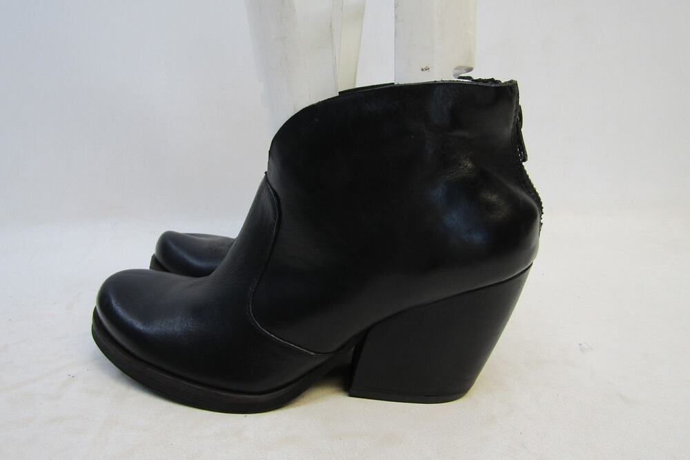 Korks Womens Size 6.5 M Black Leather Zip Fashion Ankle Boots Booties